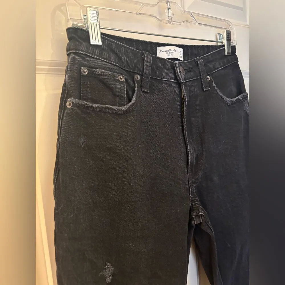 Abercrombie Curve Love High Rise Skinny in Distressed Black, Size 2/26 Long - Image 3