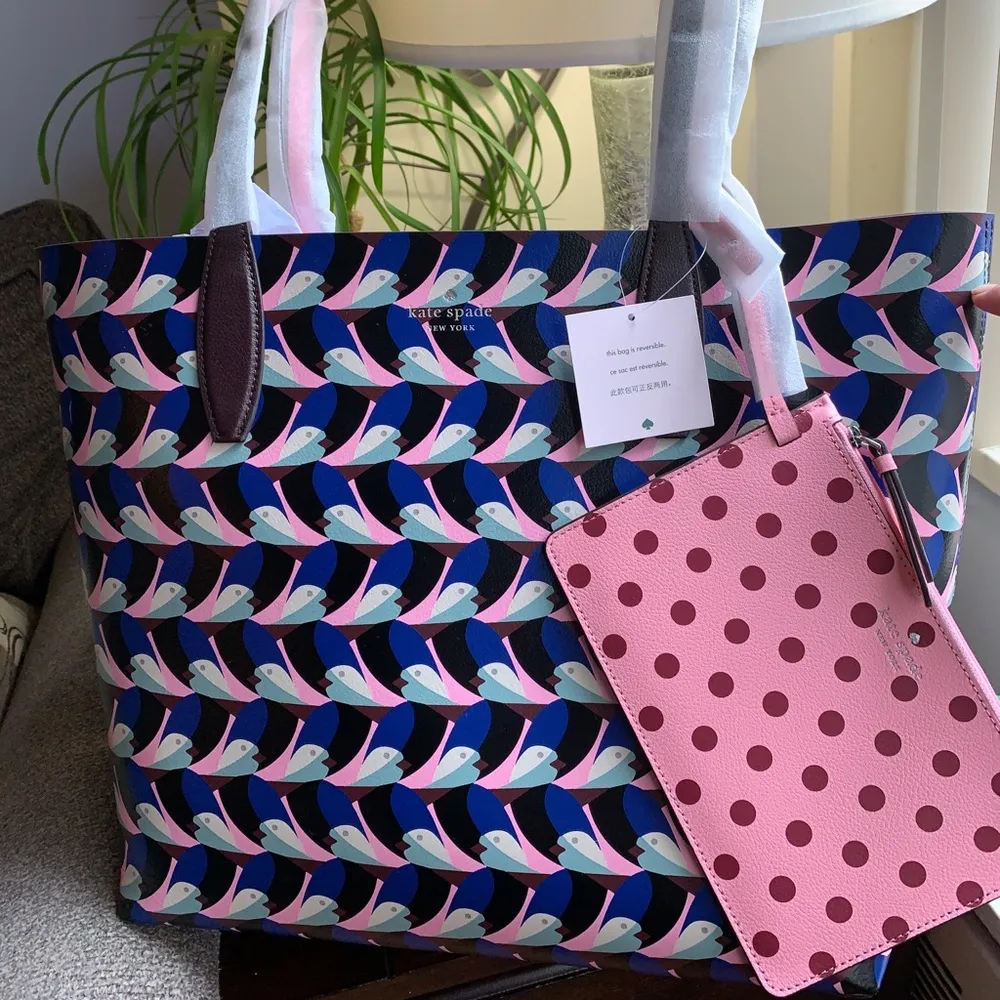 Limited edition 🔥Authentic Kate Spade Reversible leather tote/wristlet - Image 2