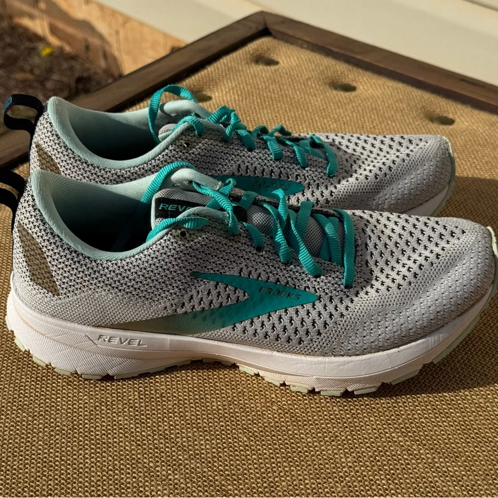 Brooks Revel 4  Women's Size 8.5 Athletic Shoes in Gray and Teal - Image 4
