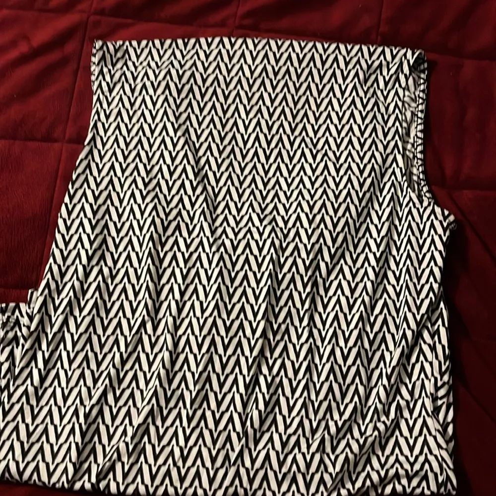 Worthington size medium sleeveless top black and white - Image 3