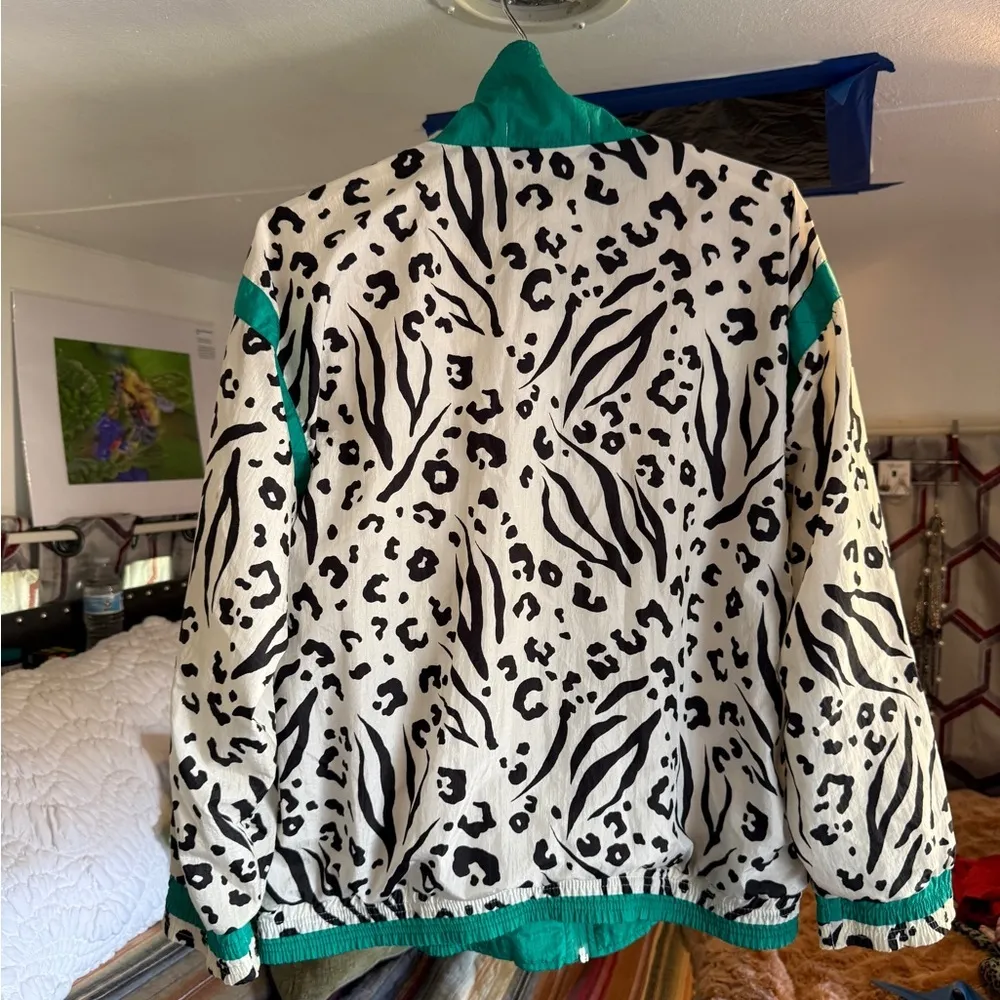 Vtg Casual Isle  Animal Print Jacket with Green Accents size M - Image 4