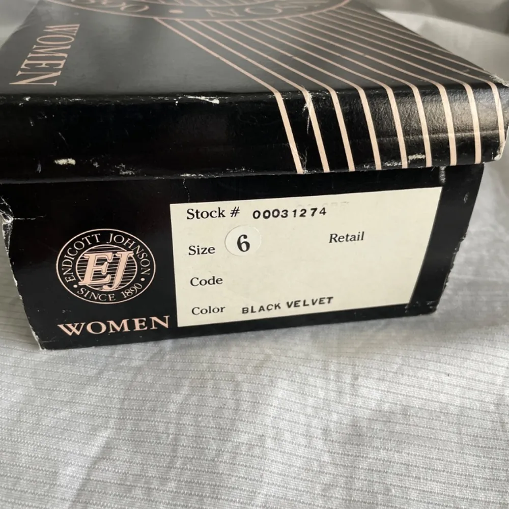 Black Velvet low heel pumps Size 6 - Image 5