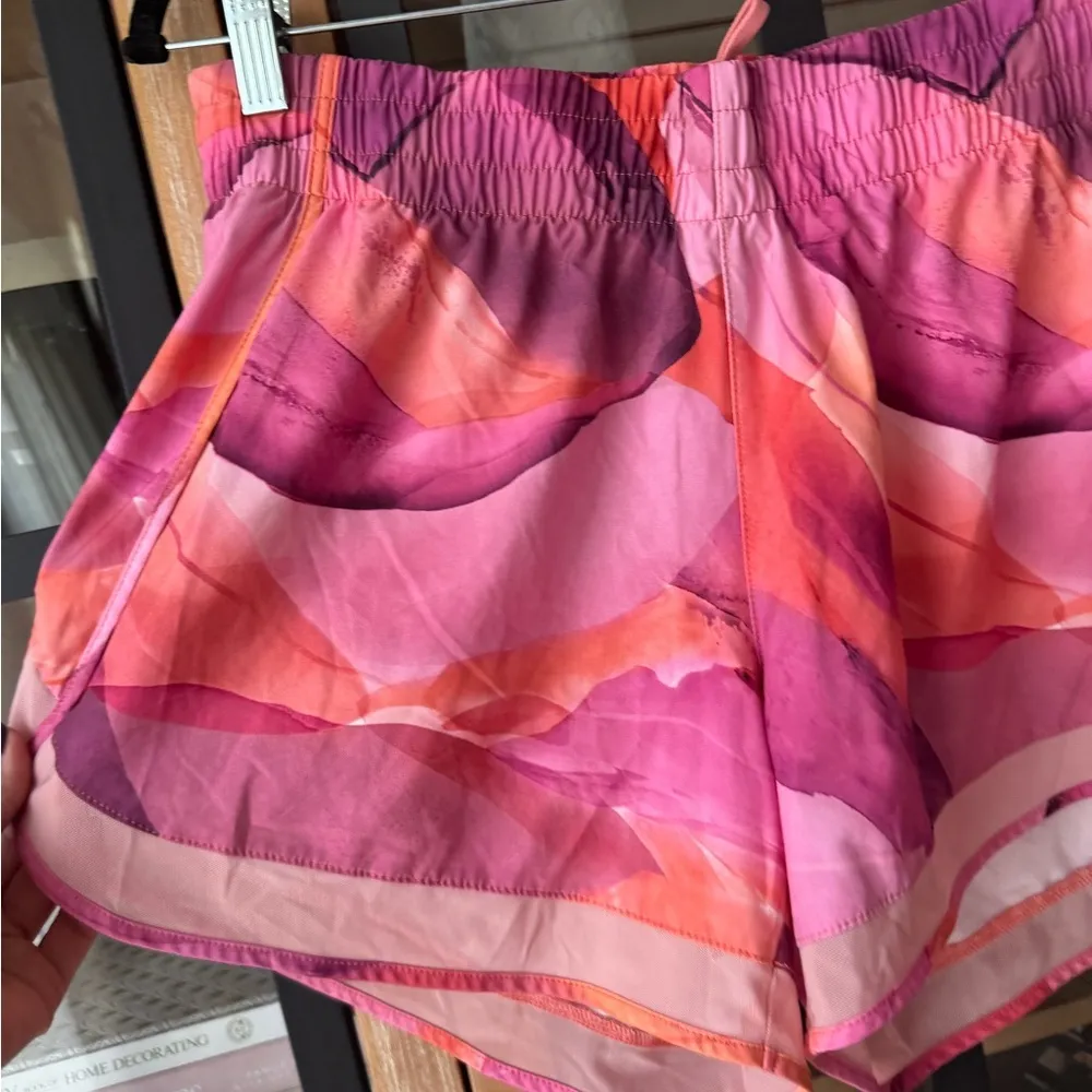 ATHLETA Workout shorts running Printed Mesh Racer 4" Run zipper pocket tie dye - Image 5