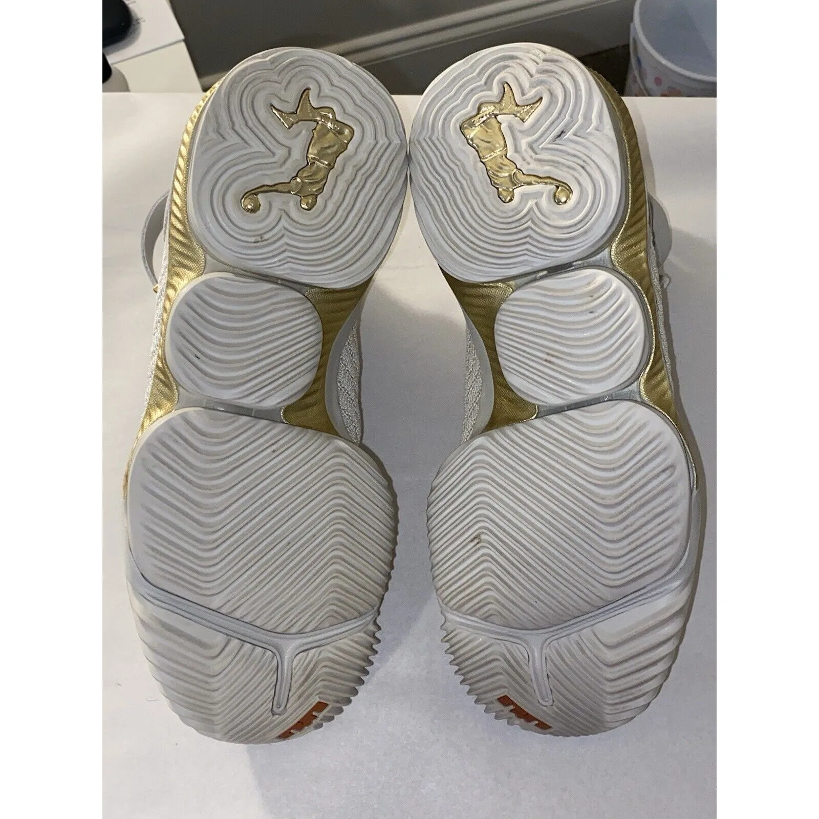 Nike Women’s Size 9.5  HFR LeBron 16 EUC clean - Image 9