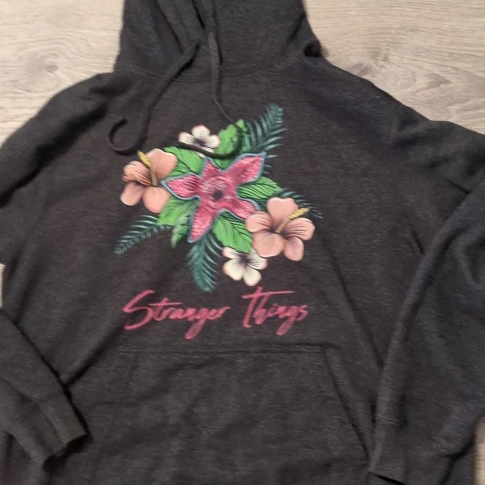 Port & company Netflix Stranger Things Floral gray hoodie size Large Pink - Image 2