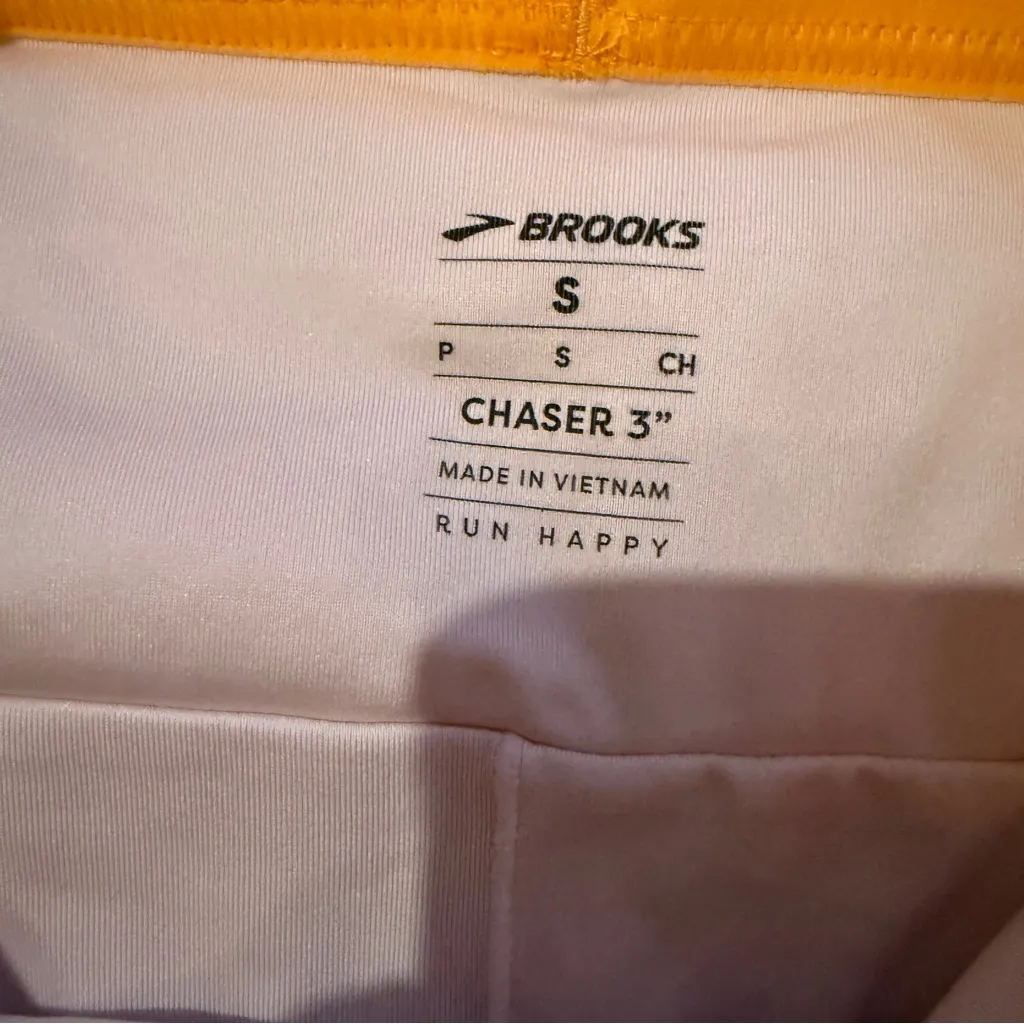 Brooks Chaser 3" Activewear Shorts in Quartz/Hyper Pink/Sun‎ Glow Sz S - Image 8