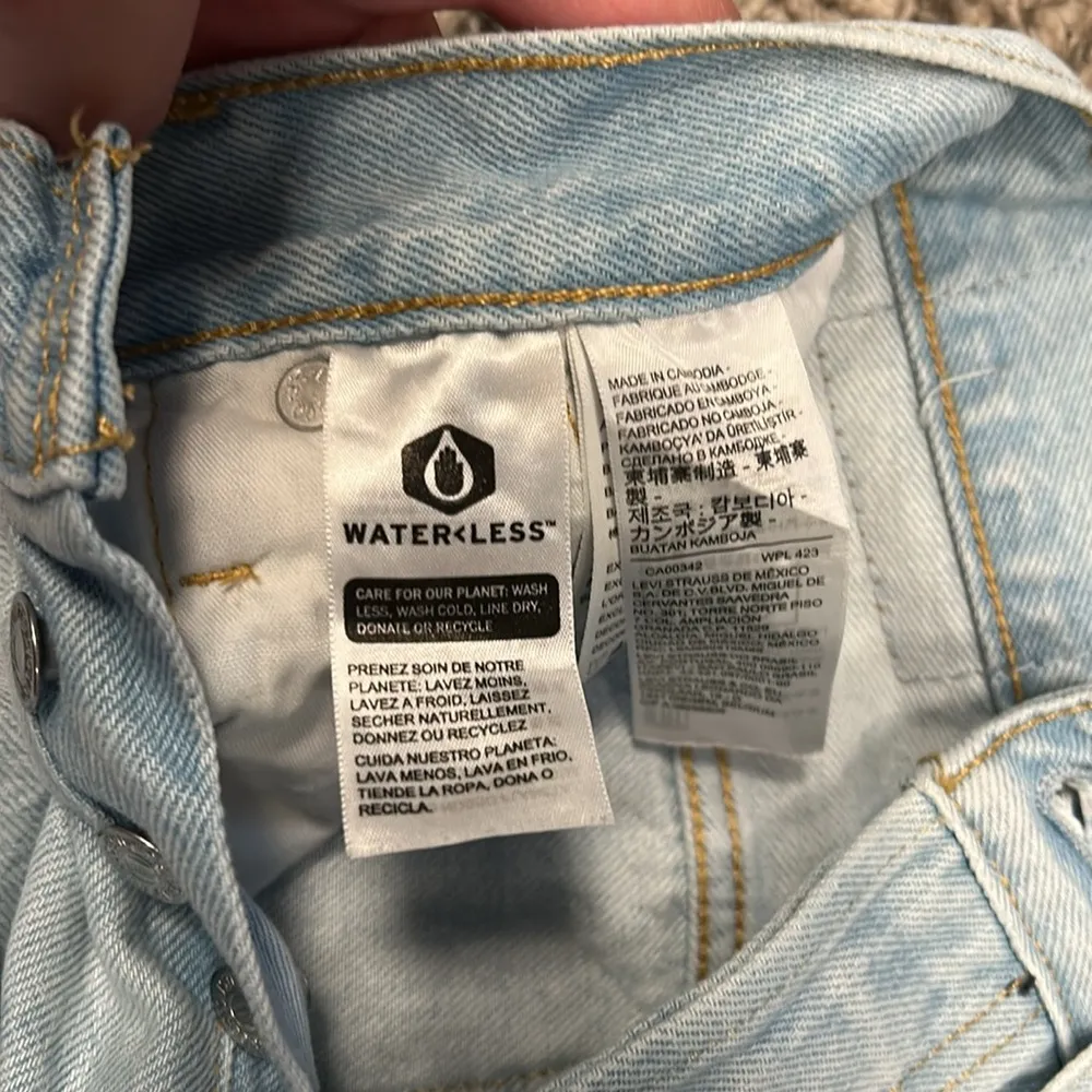 Levi's Blue Jean Shorts High-Waisted Vintage Style - Image 4