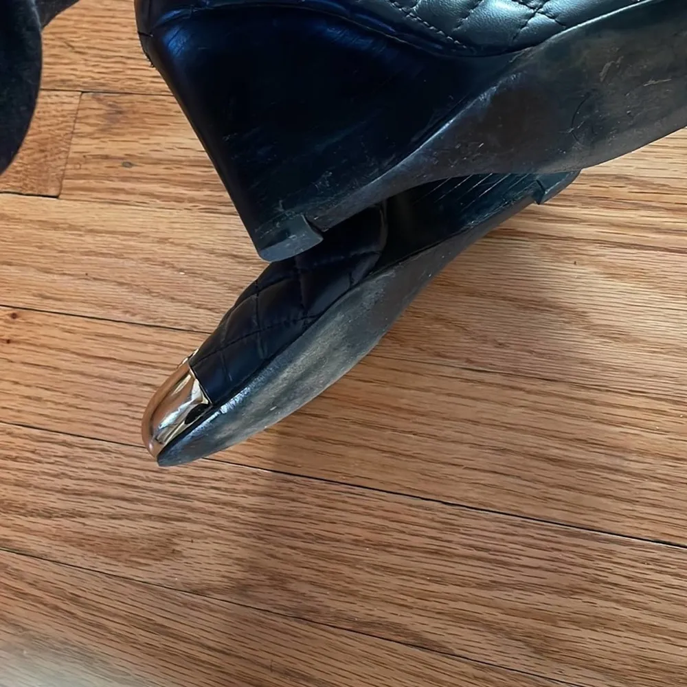 Tory Burch Kaitlin black quilted monogram gold cap toe leather wedges size 7 - Image 11