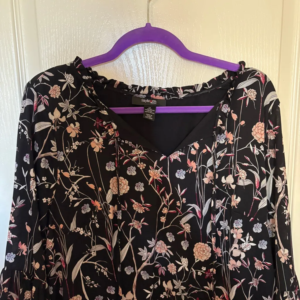 Floral Black Women's Top size 1x - Image 8