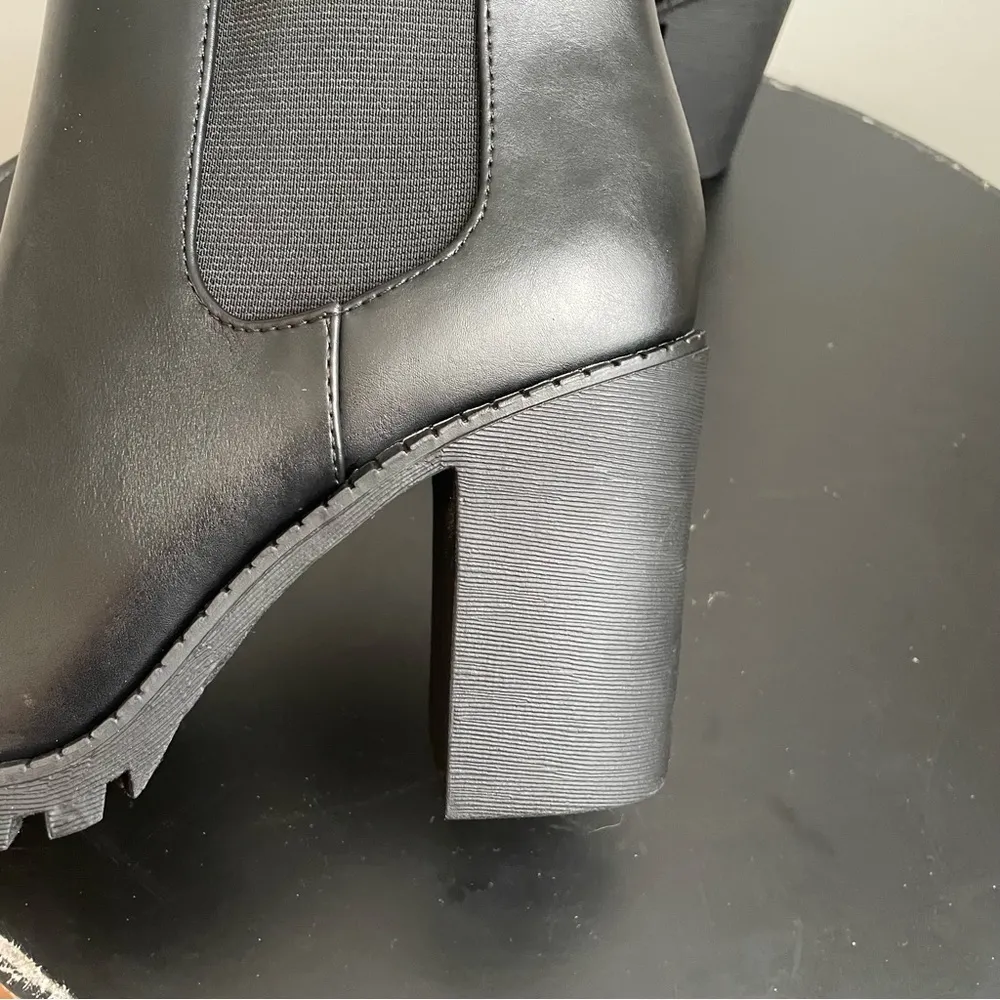 Faux Leather Boots Womens size 10 Lug Sole Double Gore Ankle Chunky Heel Black - Image 4