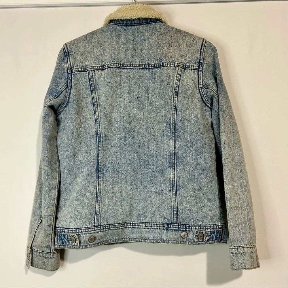 Old Navy Women’s Sherpa Lined Denim Jean Jacket Light Blue Wash Size Medium FLAW - Image 10