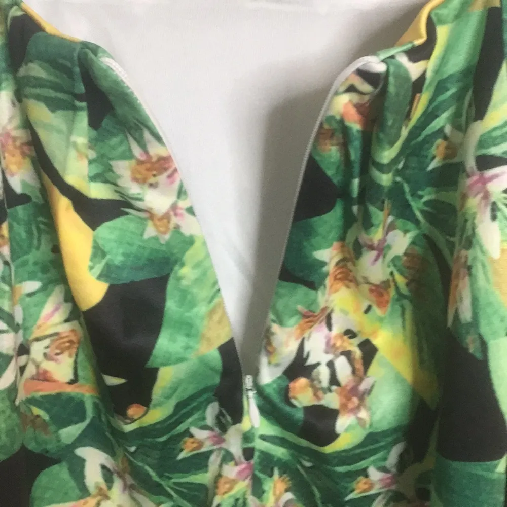 Cute tropical floral mini dress with open back getting ready for summer Size M - Image 8