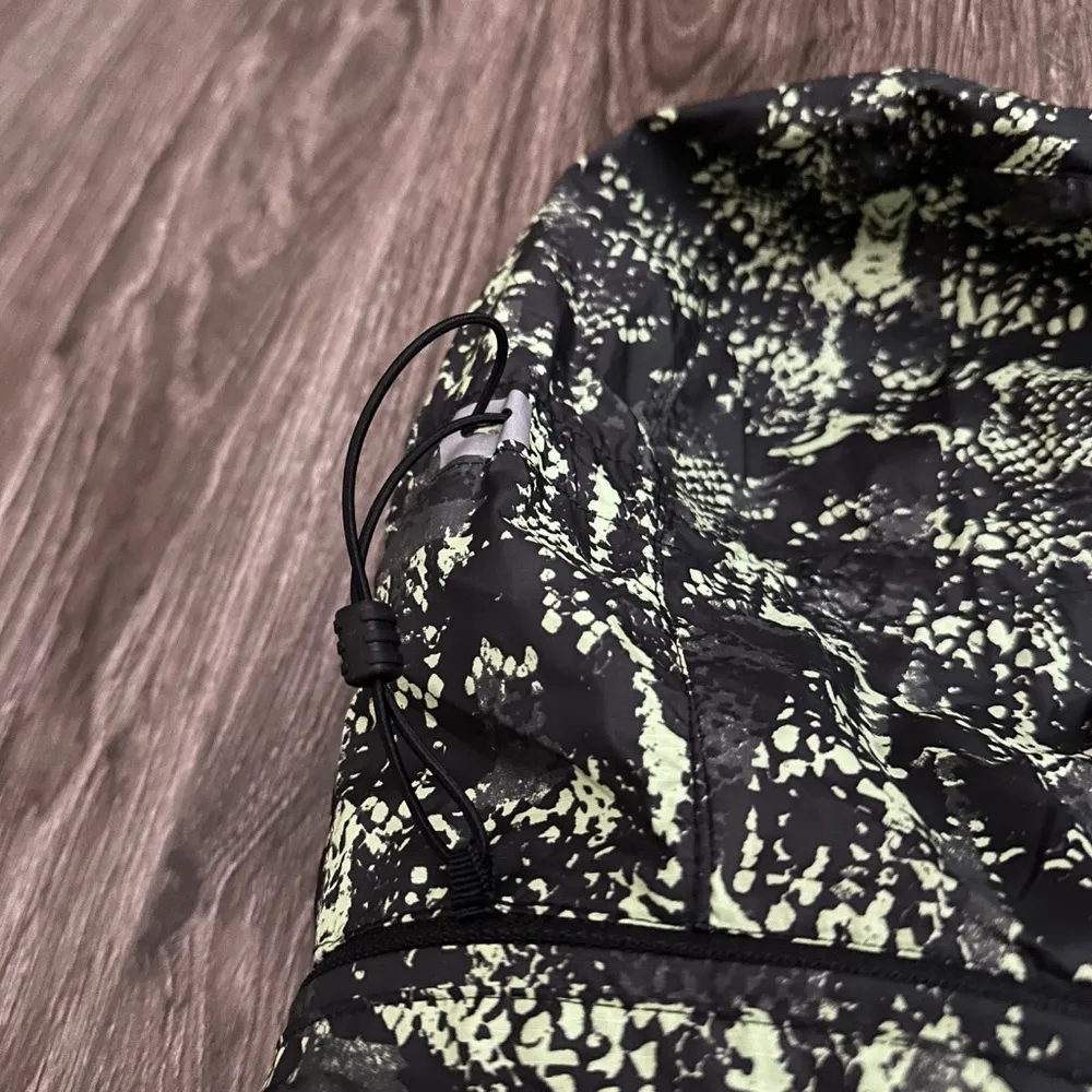 Nike Running Lightweight Jacket Womens size XS Snakeskin Removable Hood-Vented - Image 2