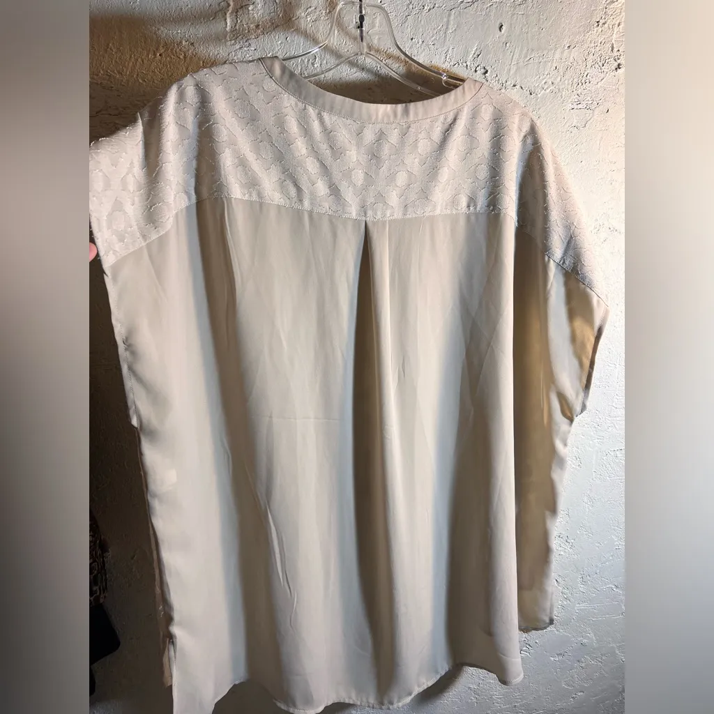 Chico's Beige Patterned Blouse texture cap sleeve 
XL minimalist capsule flowy - Image 7