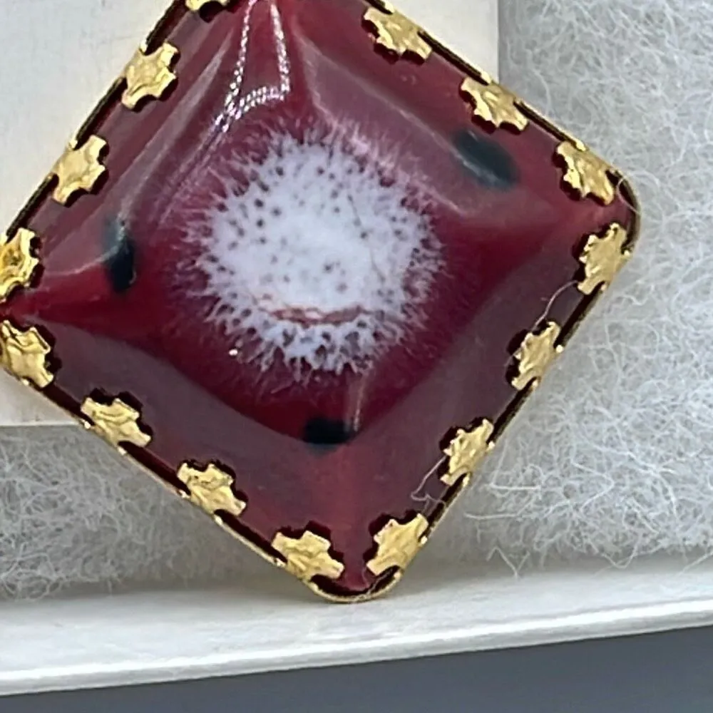 Vintage triangle prong set glass clip style earrings. Gold - Image 3