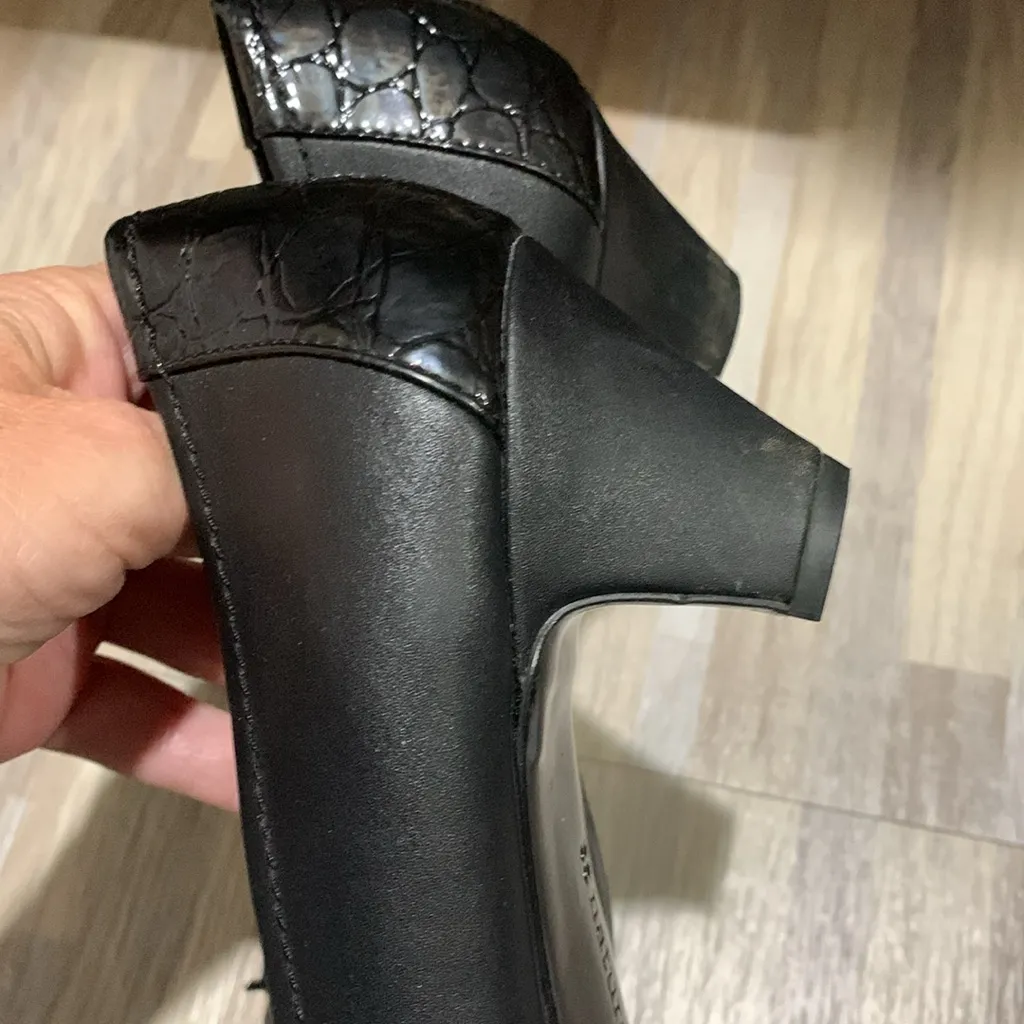 Naturalizer black, EUC, small heel dress shoe - Image 2