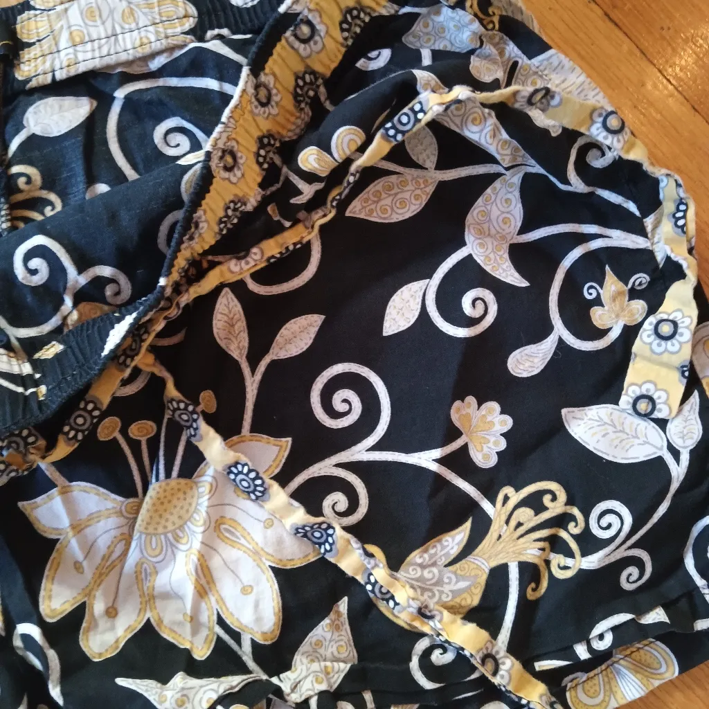 Vera Bradley Intimates Sleep Shorts Floral sz sm waist 16” rise 10” inseam 3” - Image 3