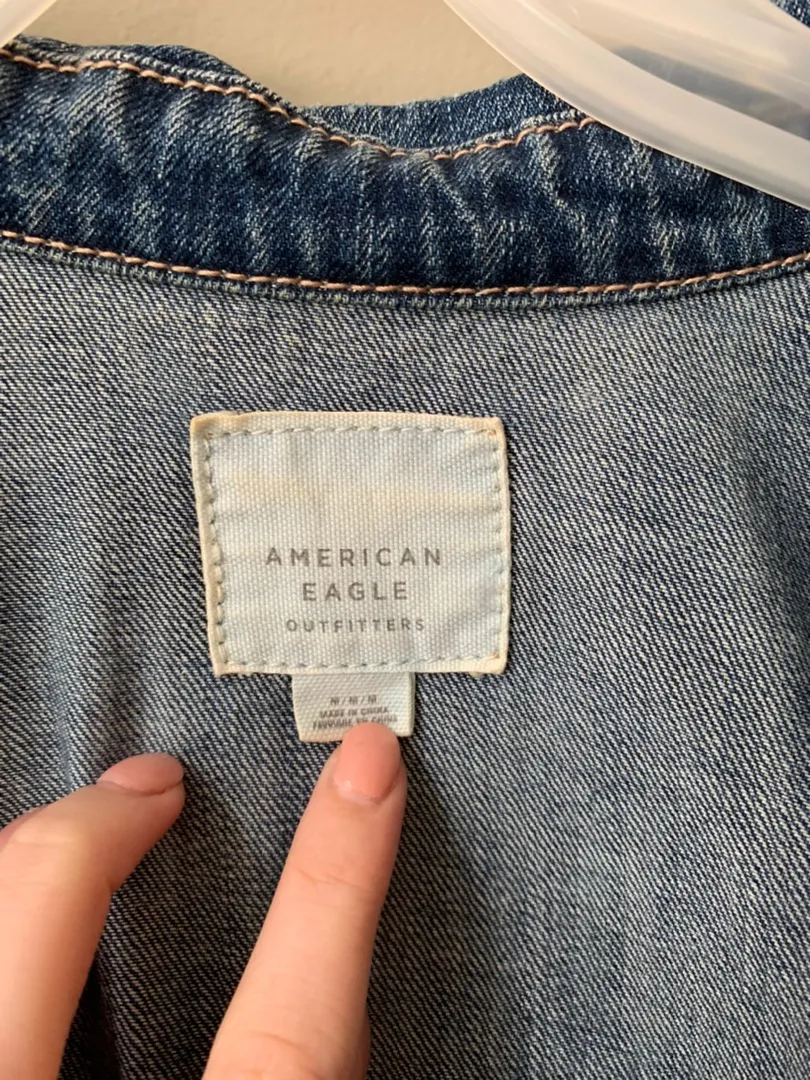 American Eagle Outfitters cropped jean jacket! - Image 3