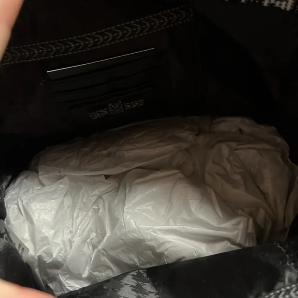 Karl Lagerfeld Paris Ciel Bucket Bag - Image 7