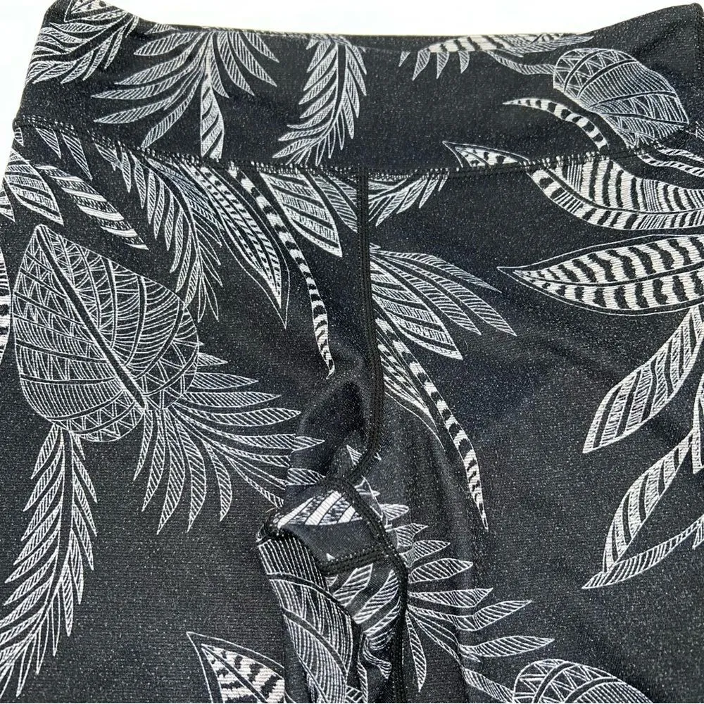 JoyLab Women's Floral Print Cropped Leggings in Black and White Size S - Image 4