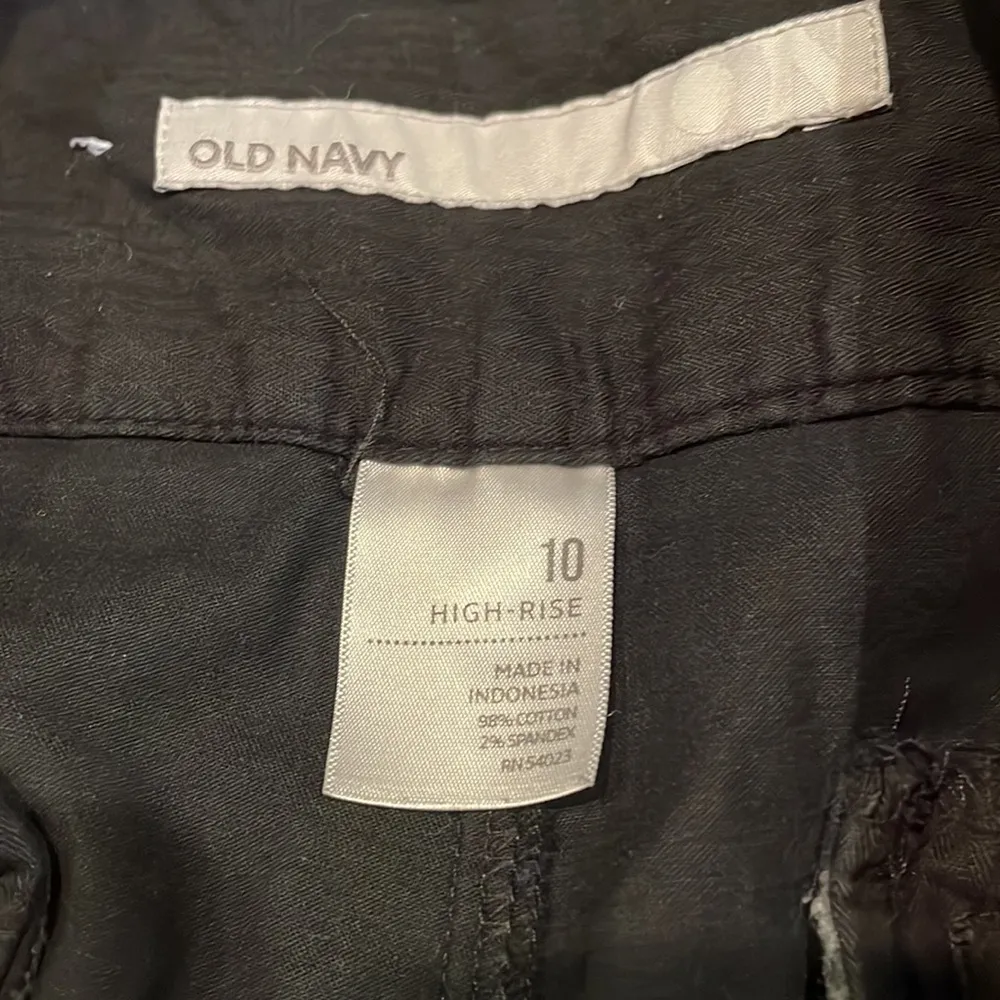 Old Navy black cuffed high rise shorts size 10 - Image 2