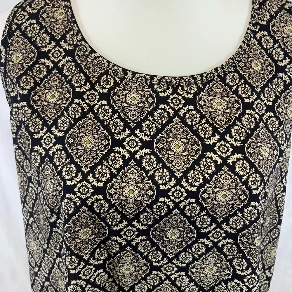 Callie Mac navy and white with hints of green all over print top size medium - Image 2