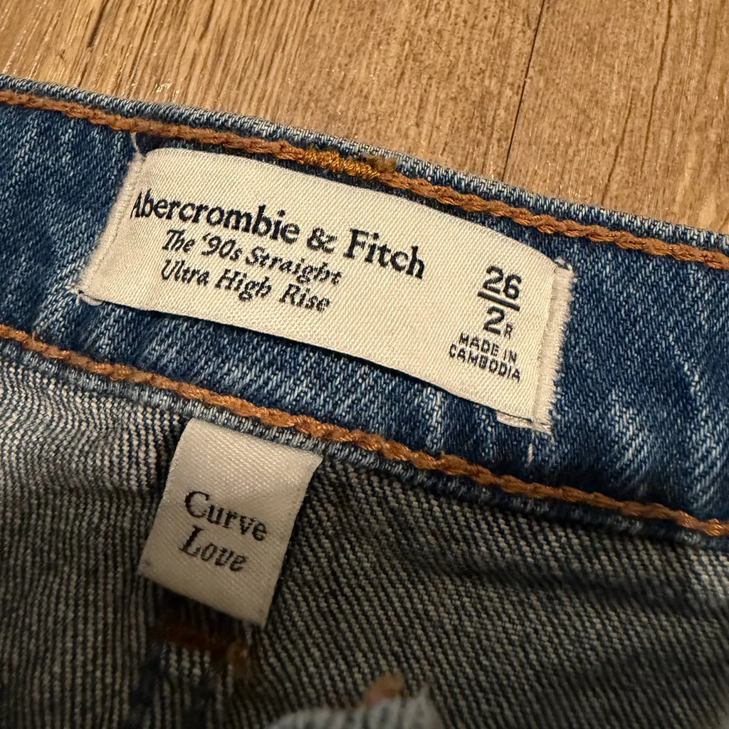 Abercrombie & Fitch Women's size 2 Ultra High Rise 90s Straight Jean Medium - Image 5