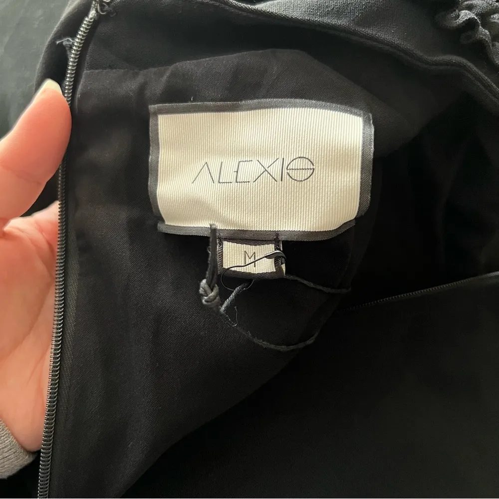 NWT Alexis Marianne Tiered Bell-Sleeve Crepe Dress Ruffled Trim in Black Medium - Image 3