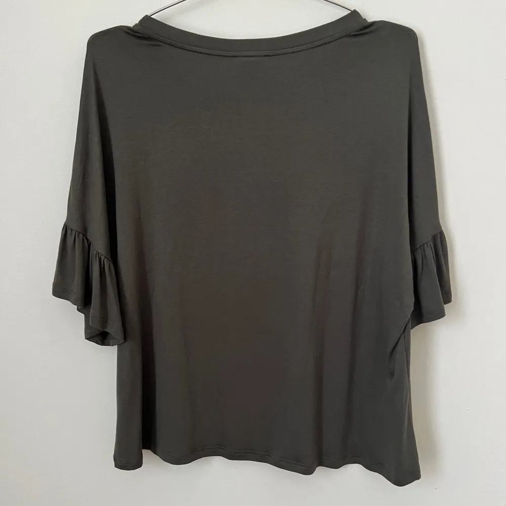 NWT BP Dark Olive / Gray Ruffle Short Sleeve Top Blouse Size S - Image 2