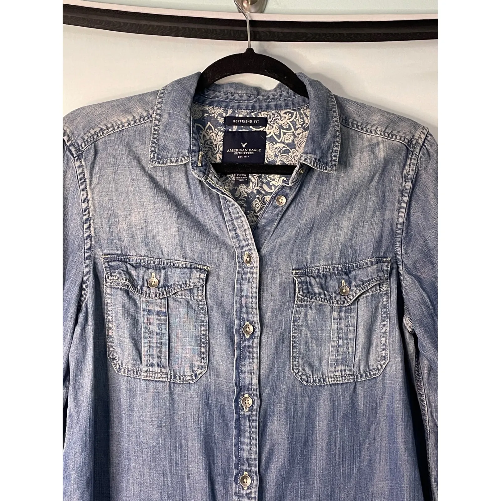 American Eagle Outfitters Boyfriend Fit Denim Shirt Blue Light Wash Sleeves M - Image 3