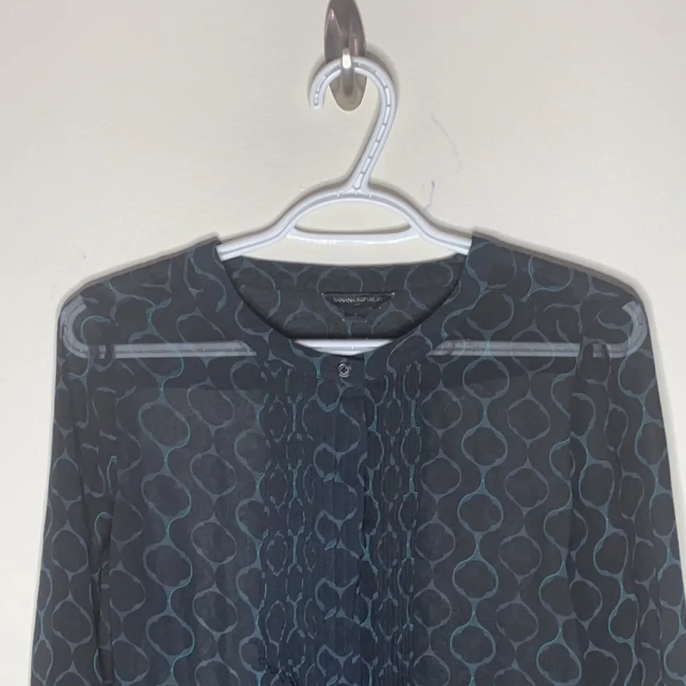 Banana Republic Factory geo print pleat accent sheer blouse size S - Image 3
