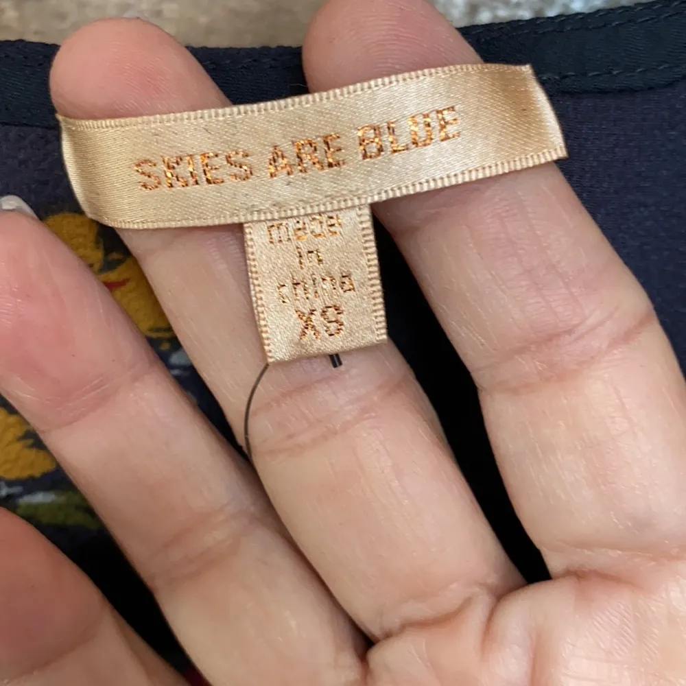 Skies Are Blue Floral Cold Shoulder Top Size XS NWT - Image 3