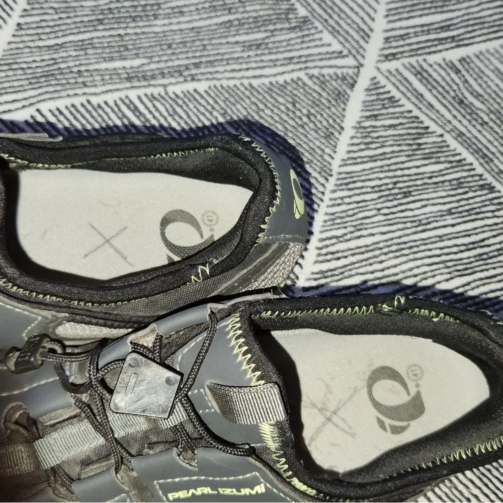 Pearl Izumi Black and Lime Cycling Shoes - Image 8