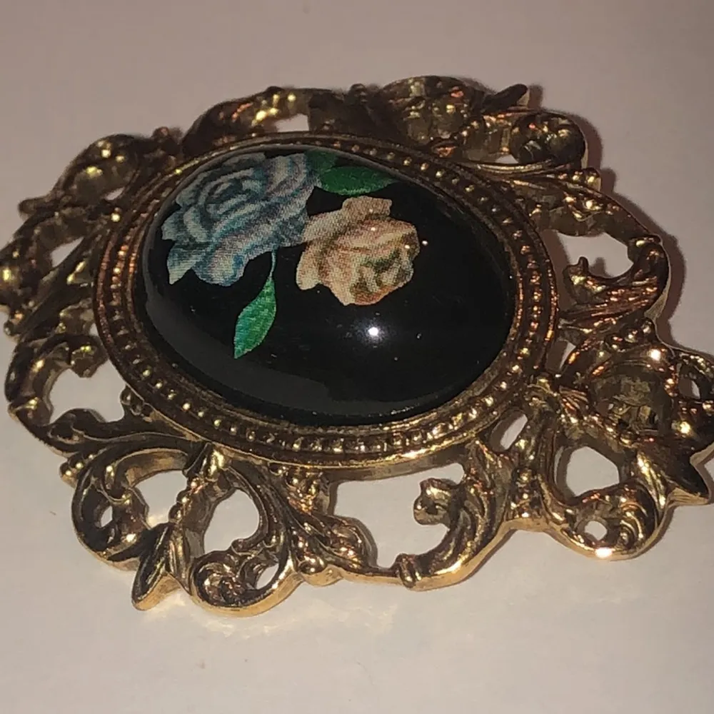 Vintage 1928 ? Brand Gold Tone Black Floral Center Oval Brooch Shoulder Pin - Image 2