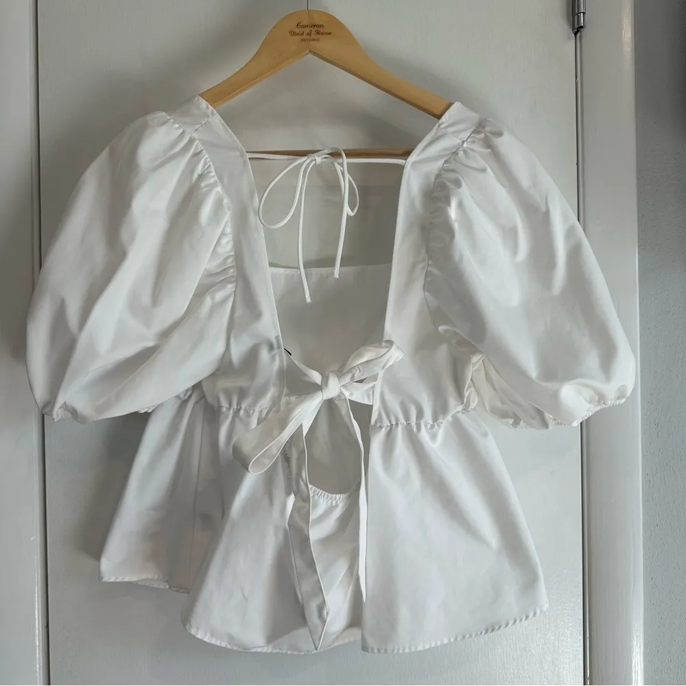 H&M Tie Detail Puff-Sleeved Peplum Blouse. White. Size: Large. - Image 5