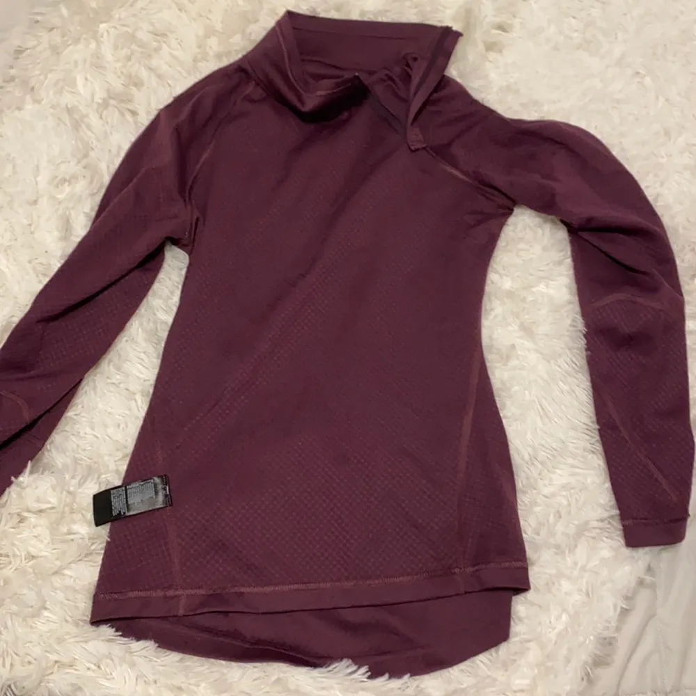 NWOT. The north face top. Size xs. Burgundy Color. Side zipper. Super cute. - Image 3
