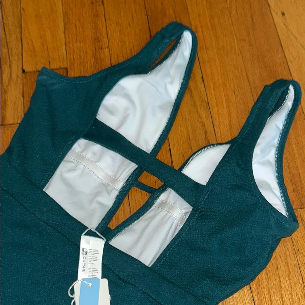 Cupshe green One Piece Swimsuit with Textured Fabric and V-Neckline - Image 8