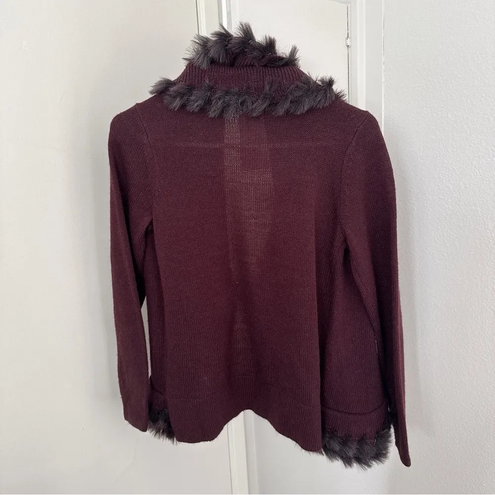 Burgundy Alfani cardigan with fur trim - Image 3