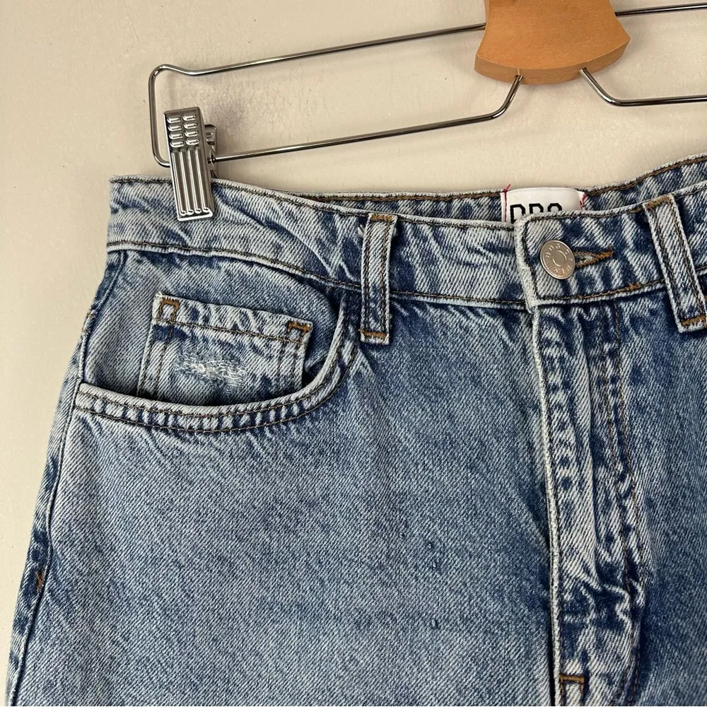 BDG | Distressed Straight Leg Raw Hem Jeans Size 29 - Image 2