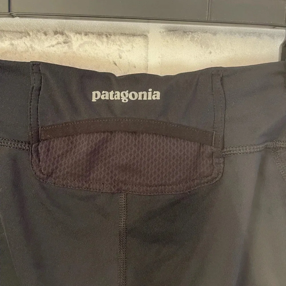Women’s Patagonia solid black Capri length leggings Large - Image 3