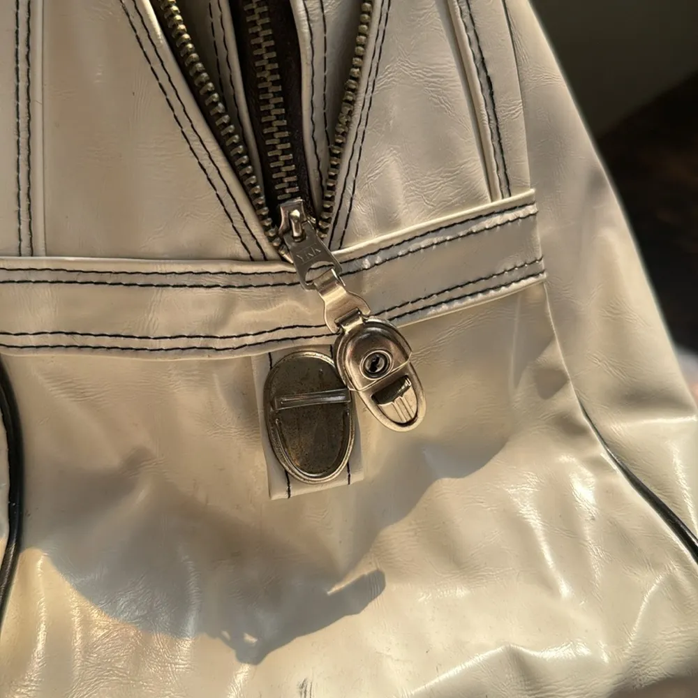 Vintage vegan white leather travel carry all bag with black piping - Image 5