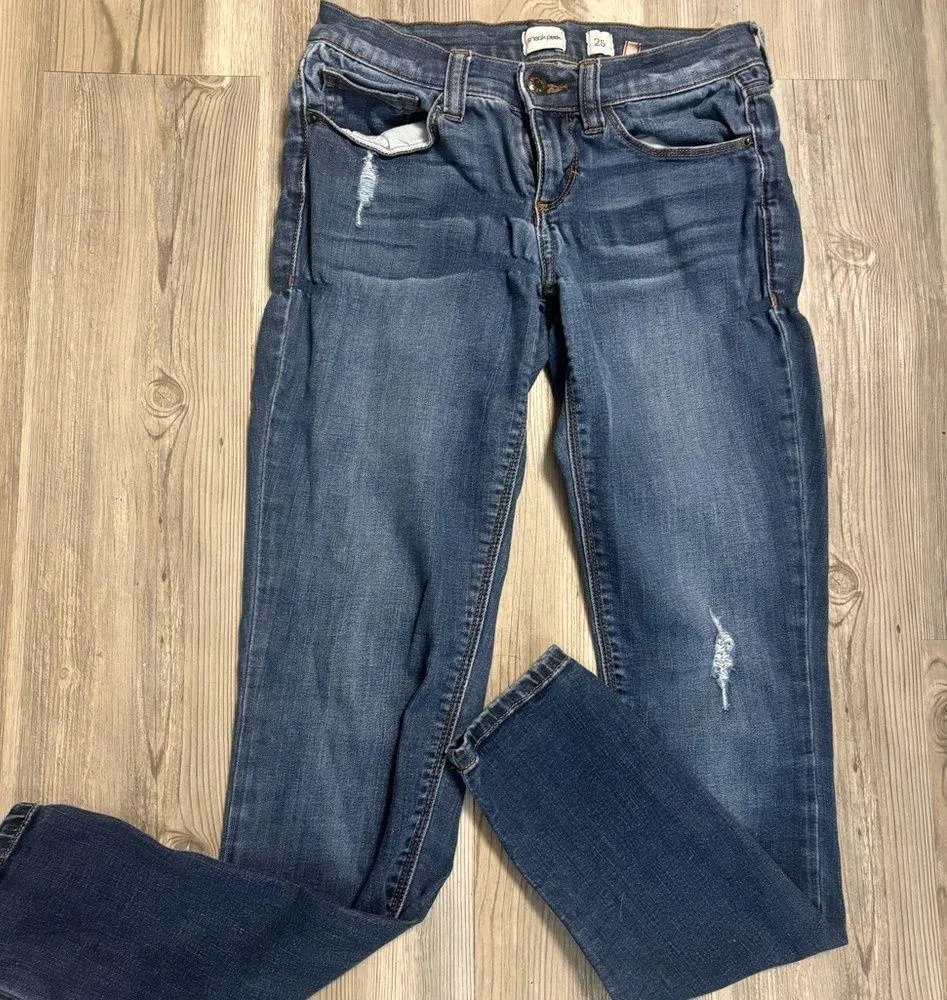 Sneak Peek Size 25 low rise skinny jeans - Image 5