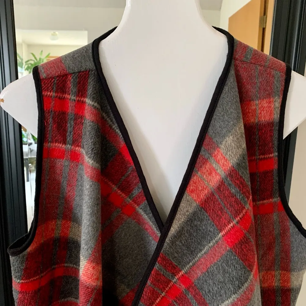 Veveret Plaid Vest Size L - Image 4