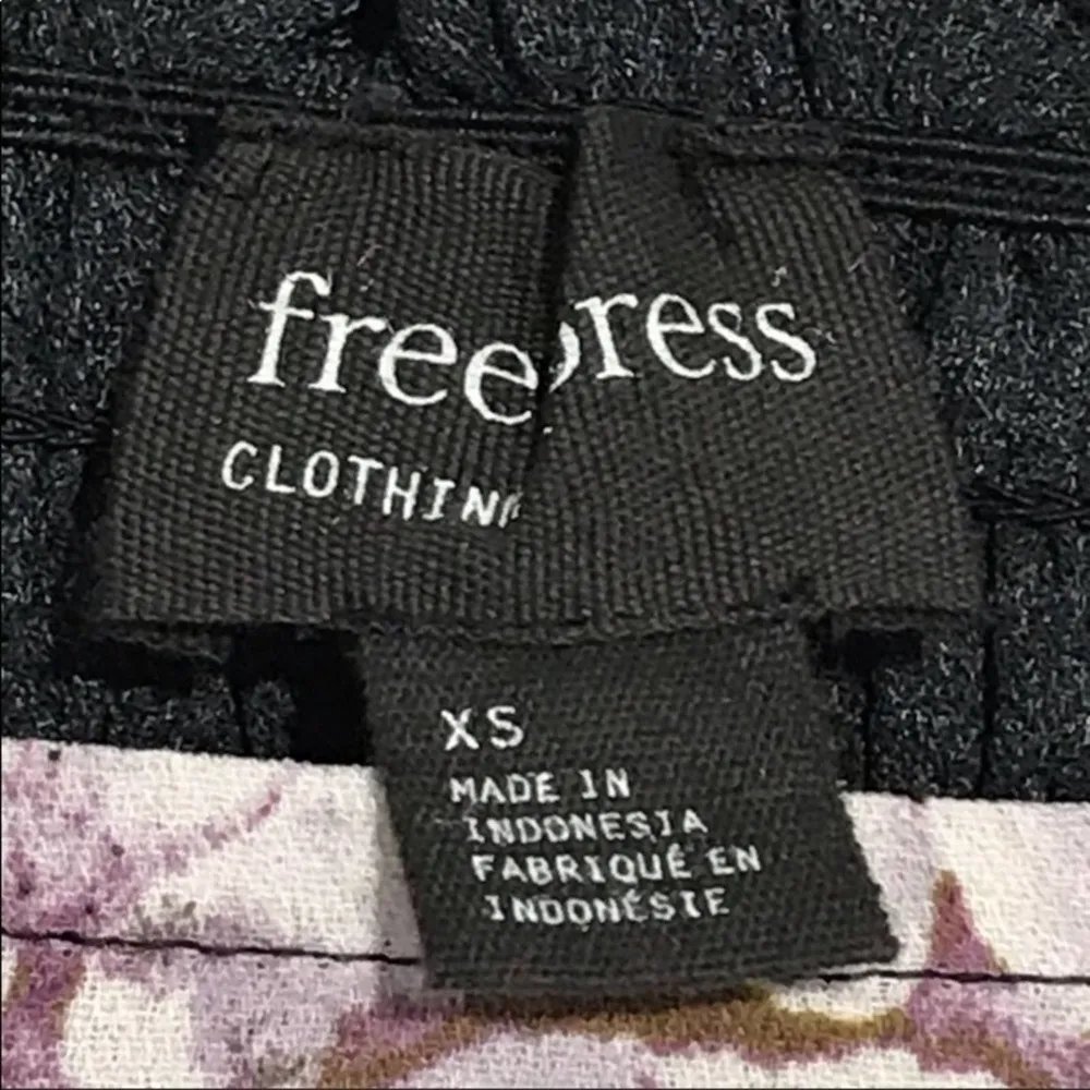 Free Press Clothing Black and Lavender Floral Print Size XS Crop Top NWT - Image 9