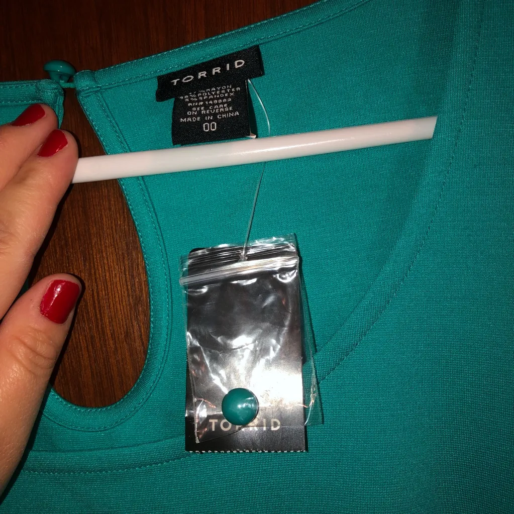 NWT Torrid Woman’s Ponte Keyhole Cutout Top Size 00 (Medium) - Image 5