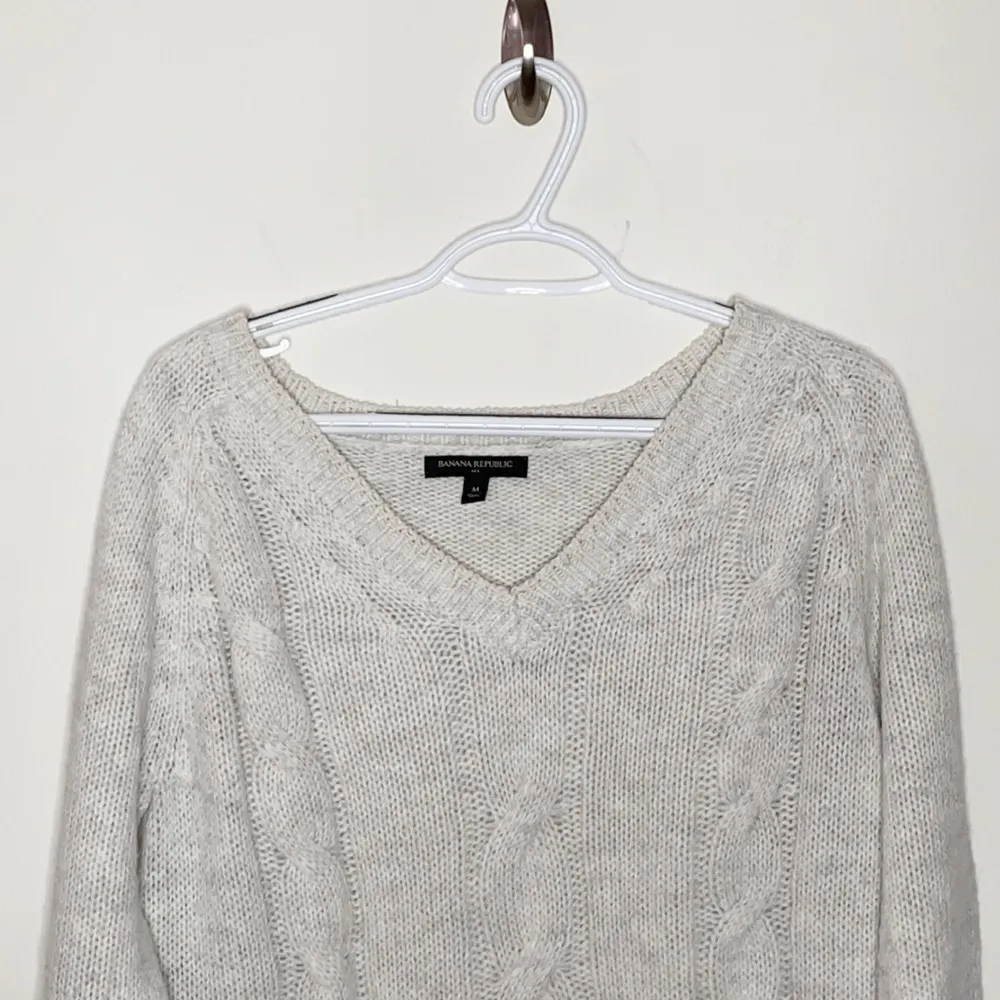 Banana Republic Factory grey cable knit v-neck sweater size M - Image 3