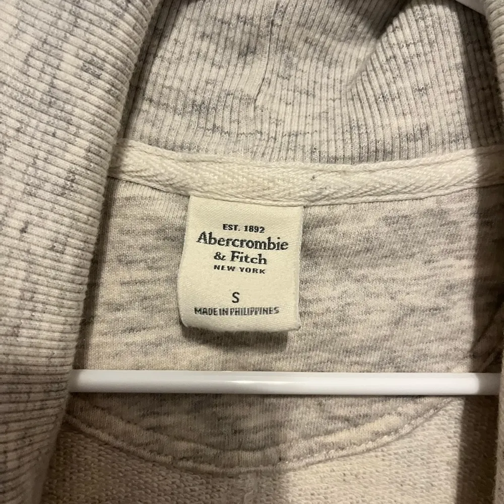 Abercrombie and Fitch grey sweatshirt cardigan size small - Image 5