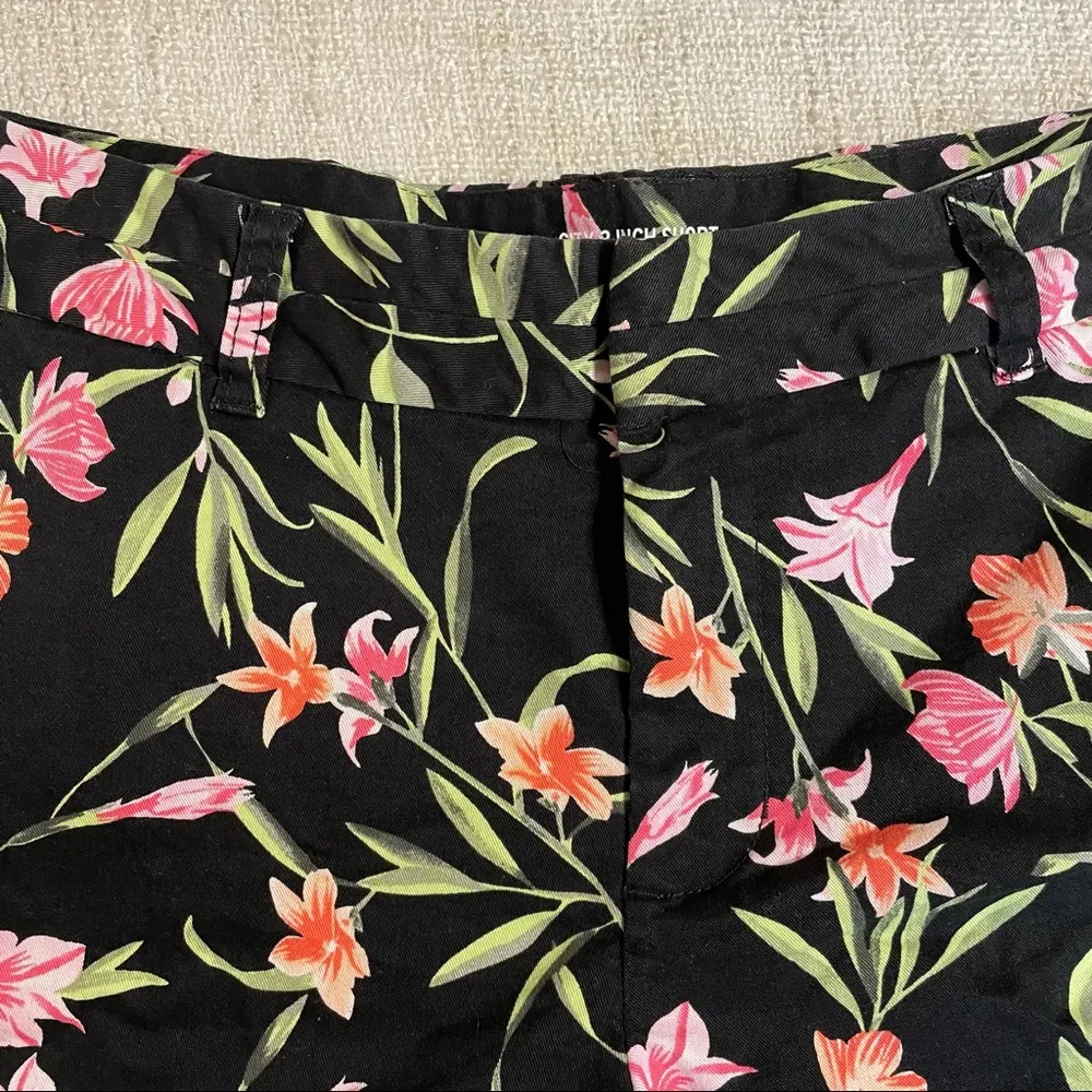 Khakis by Gap City 3 Inch Black Floral Shorts - Image 5