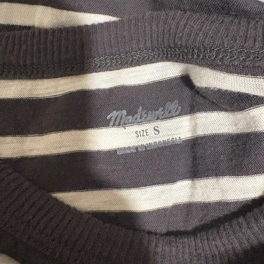 💜 Madewell 100 Percent Cotton Charcoal Gray and White Striped Short Sleeve Tee - Image 4