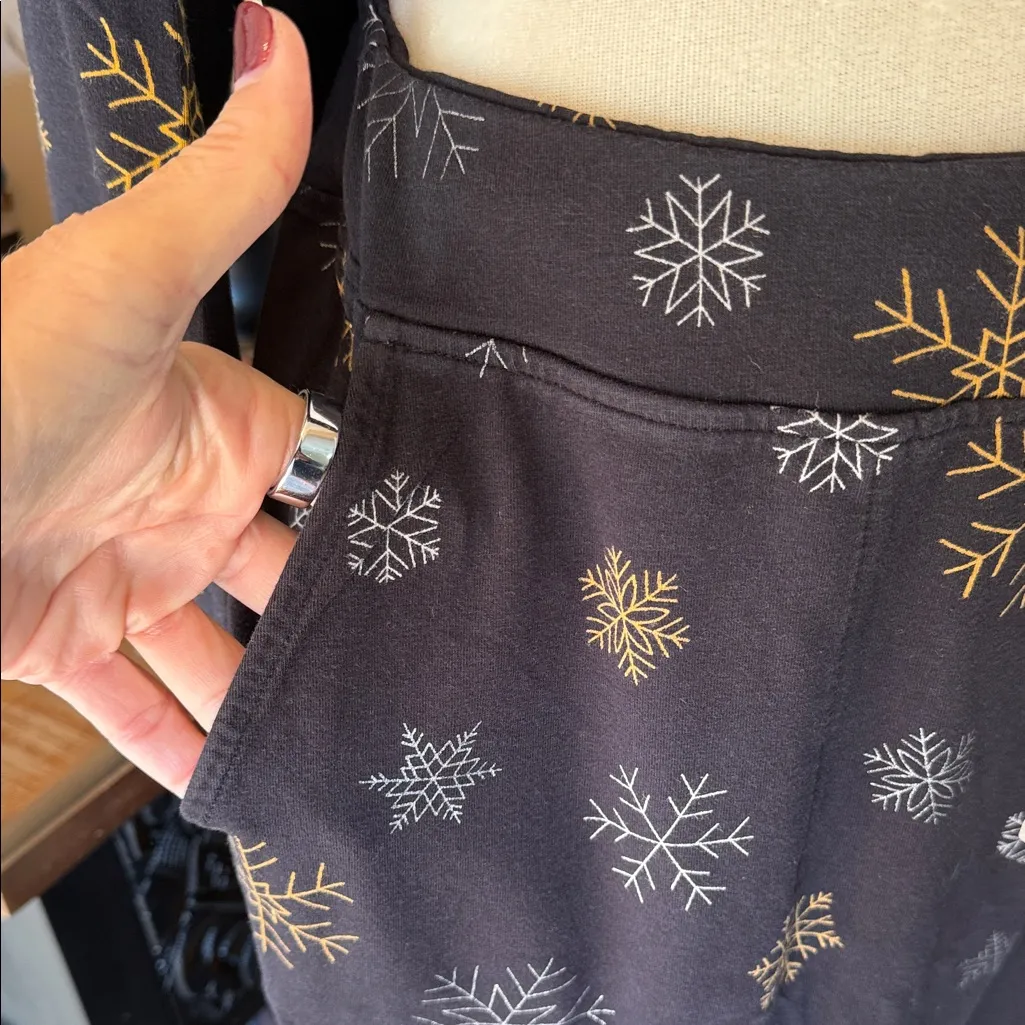 Soma Women’s 2 piece Pajamas Black, Gold and White Snowflake, Top XL / Pants L Black Size undefined - Image 10